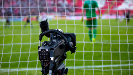 Schalke – Sevilla live im TV und Stream: Alle Infos zum Testspiel (26. Juli 2025)