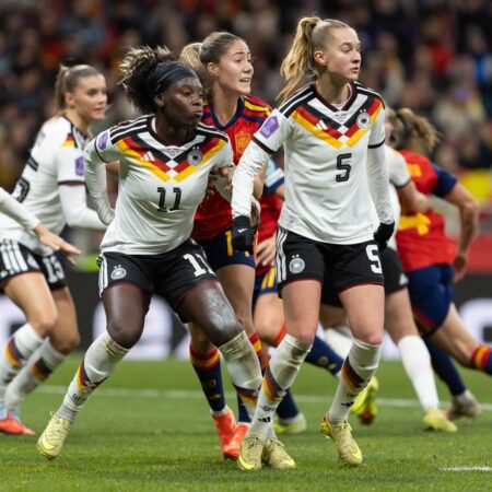 DFB-Frauen gegen Norwegen: Kunstrasen-Test in Stavanger