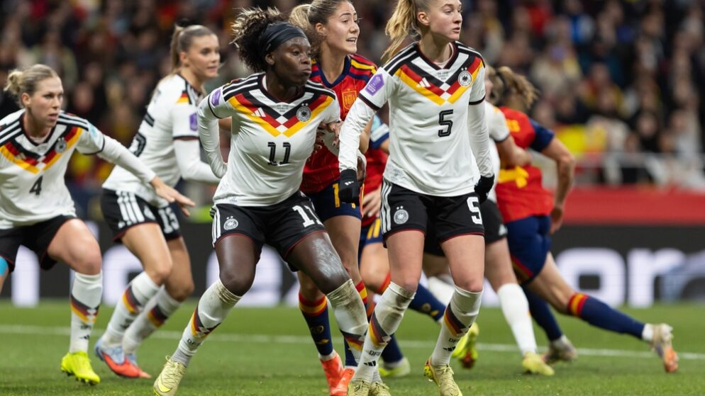 DFB-Frauen gegen Norwegen: Kunstrasen-Test in Stavanger